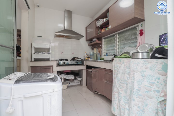 *****บ้านมือสองโซนนนทบุรี ม.มัณฑนา ปิ่นเกล้า-พระราม5 แบรนด์ดังจาก L&H สุดปัง ! บ้านหันทิศตะวันตกเฉียงใต้ บรรยากาศเงียบเป็นส่วนตัว หน้าบ้านไม่ชนใคร บนเนื้อที่ 61 ตร.ว. ฟังก์ชัน 3 ห้องนอน 3 ห้องน้ำ 2 ที่จอดรถ แถมฟรี !!  แอร์ 5 เครื่อง และ เครื่องทำน้ำอุ่น 2 เครื่อง Facilities ครบครัน! บนทำเลเดินทางสะดวก หน้าโครงการติดถนนนครอินทร์ ใกล้วงเวียนพระราม5 และจุดขึ้นทางด่วน "ศรีรัช"